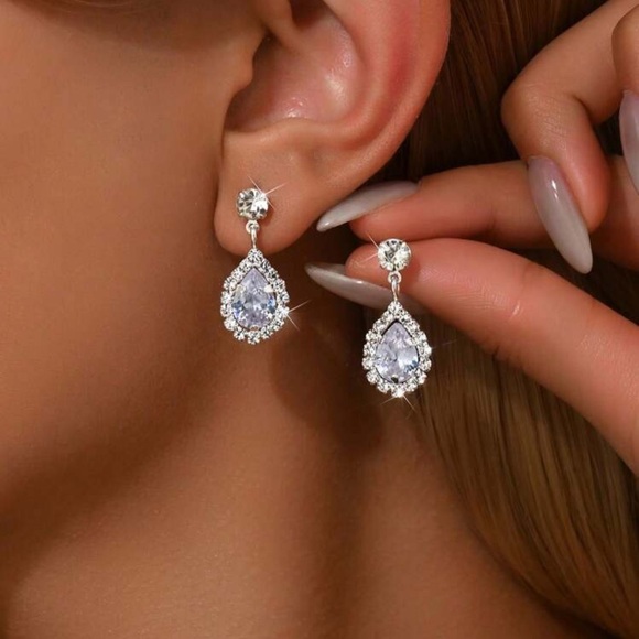 Elegant Silver Teardrop Earrings - Picture 1 of 1
